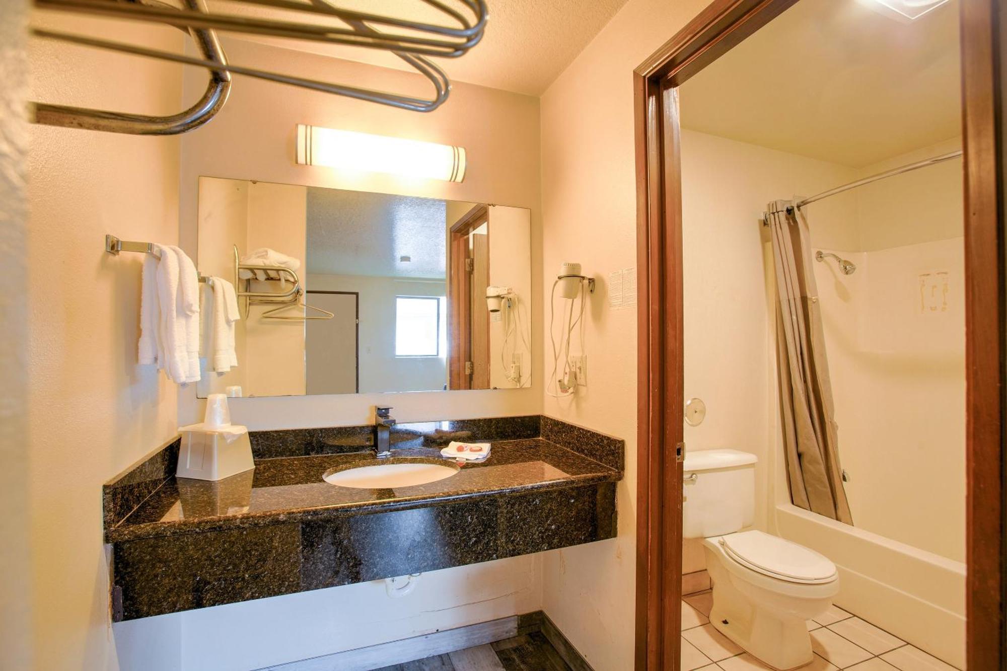Oyo Woodland Hotel And Suites Экстерьер фото