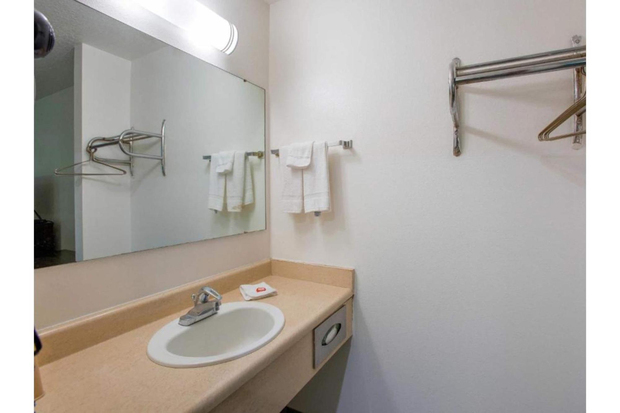 Oyo Woodland Hotel And Suites Экстерьер фото