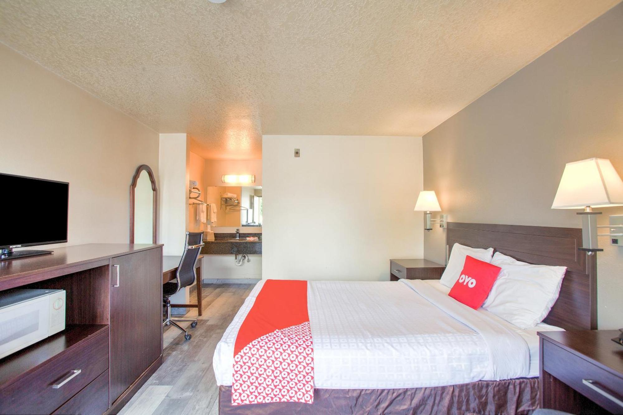Oyo Woodland Hotel And Suites Экстерьер фото