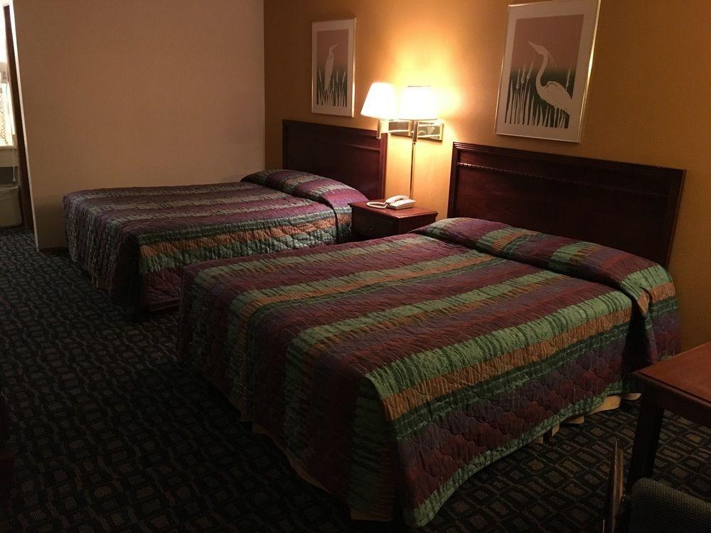 Oyo Woodland Hotel And Suites Экстерьер фото