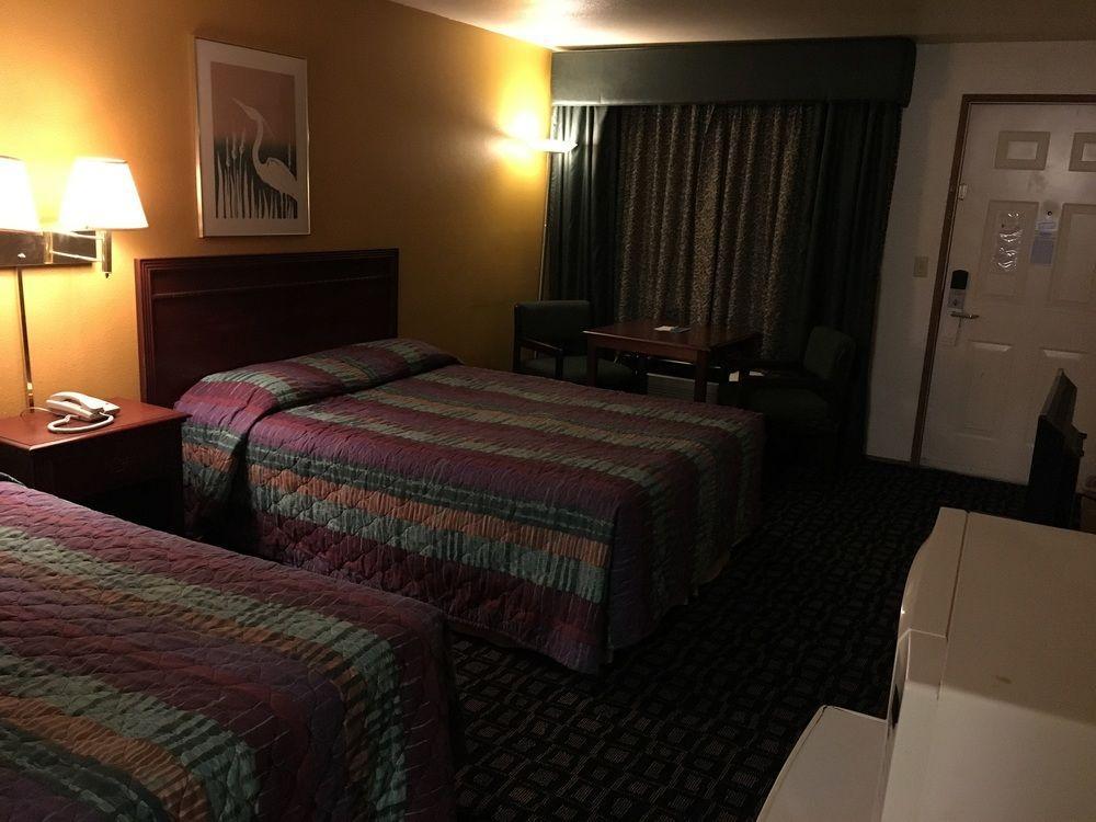 Oyo Woodland Hotel And Suites Экстерьер фото