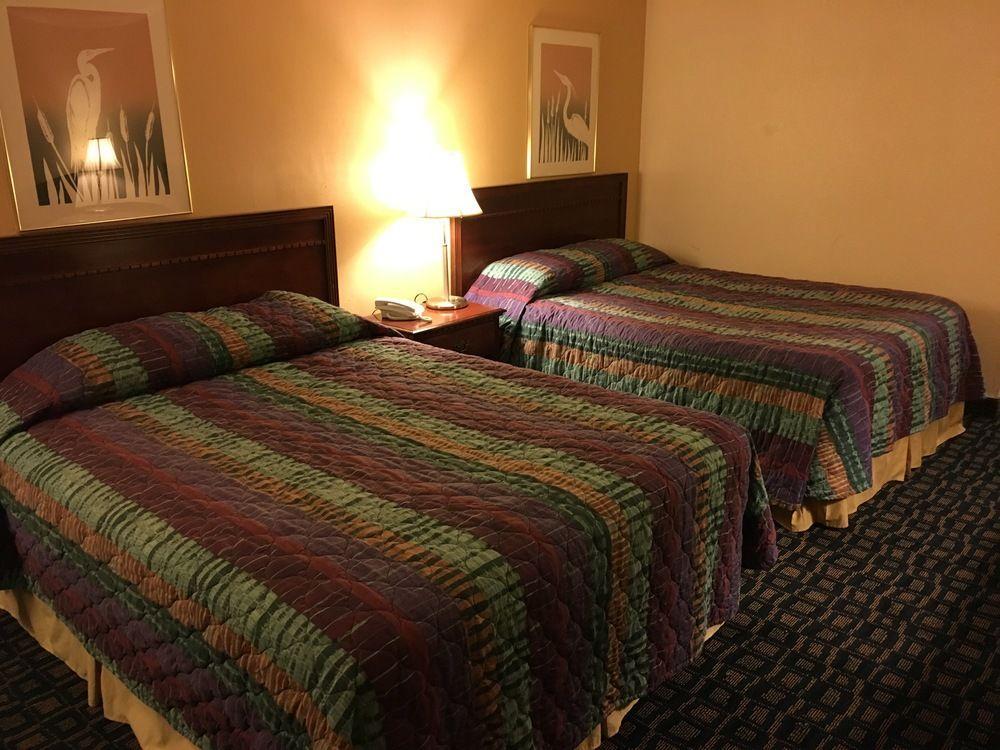 Oyo Woodland Hotel And Suites Экстерьер фото